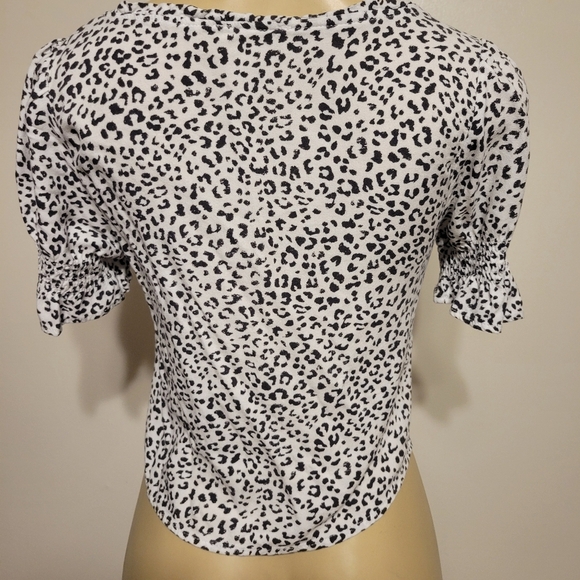 Urban Romantic White Cheatta Print Crop Top Medium V Neck Spring - Picture 4 of 4